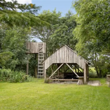 House With Large Garden, Campfire Hut Hébergement de vacances