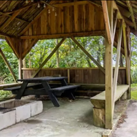 House With Large Garden, Campfire Hut *